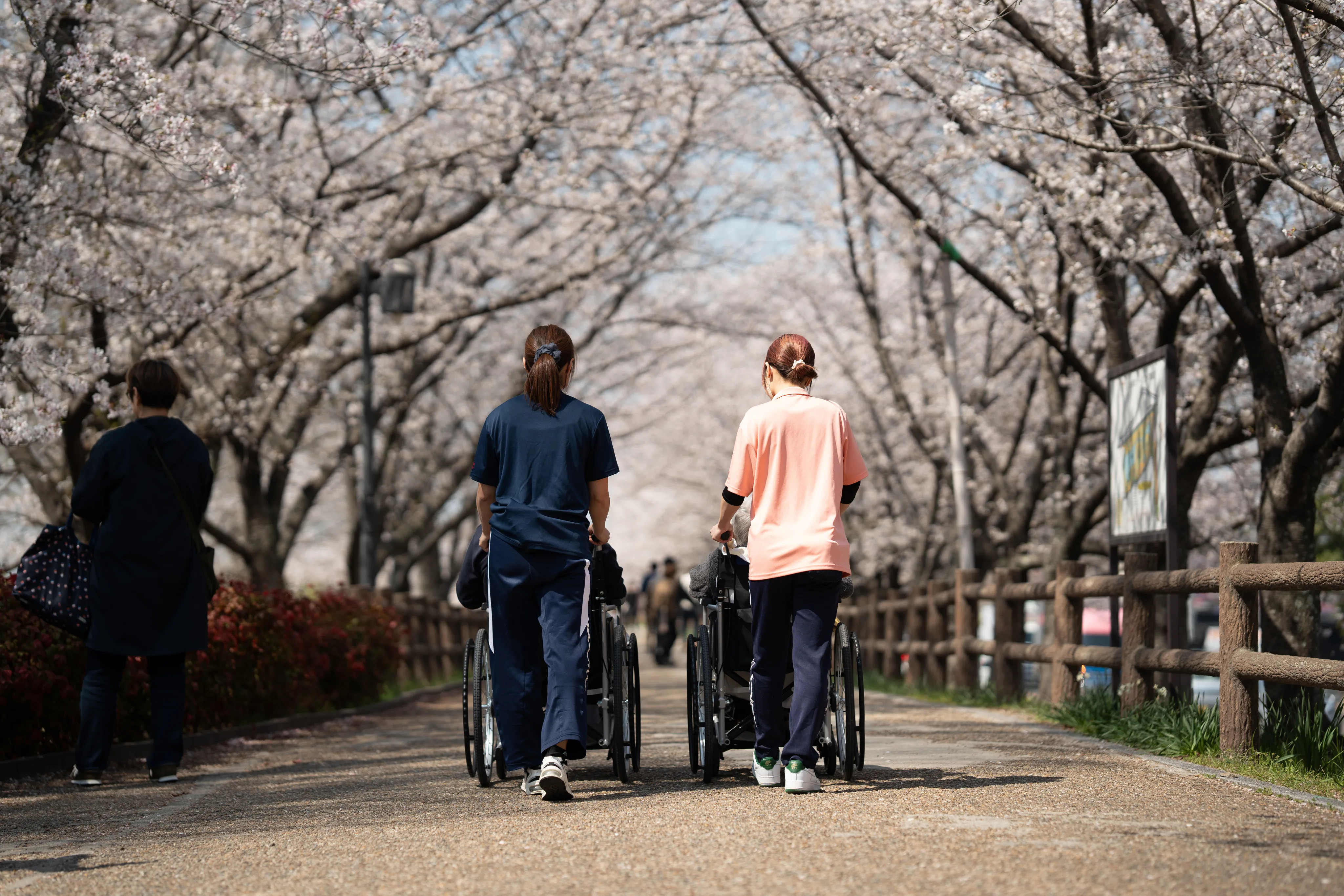 車椅子の入居者と職員